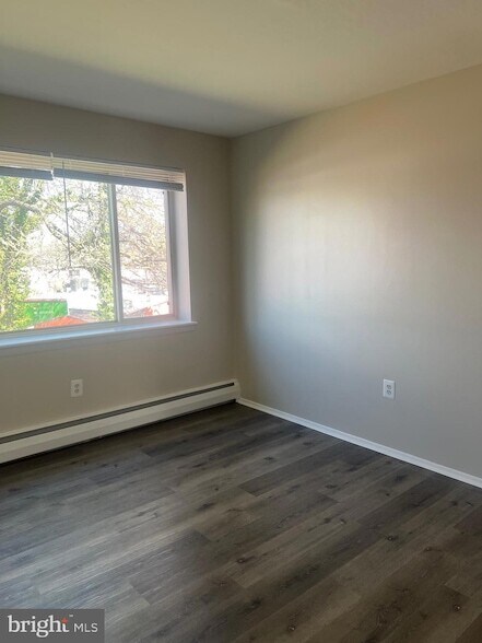 Building Photo - 2330 Glendale Terrace