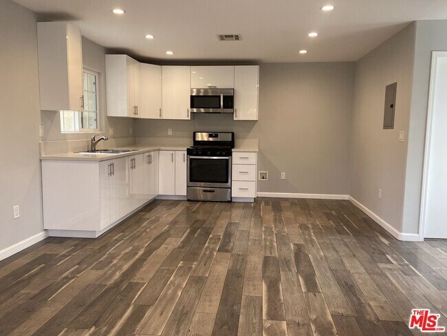 Building Photo - 8448 Fenwick St