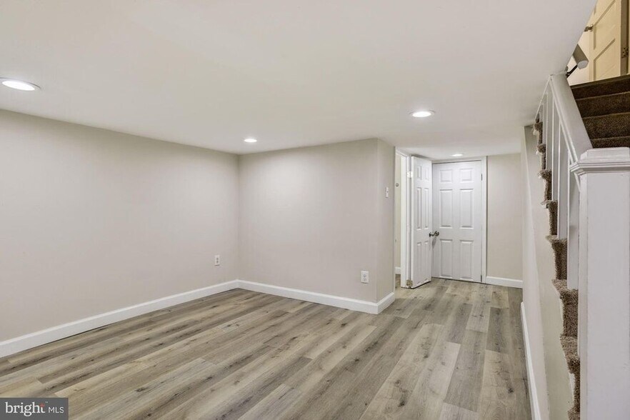 Family Room - 2873 Mayfield Ave