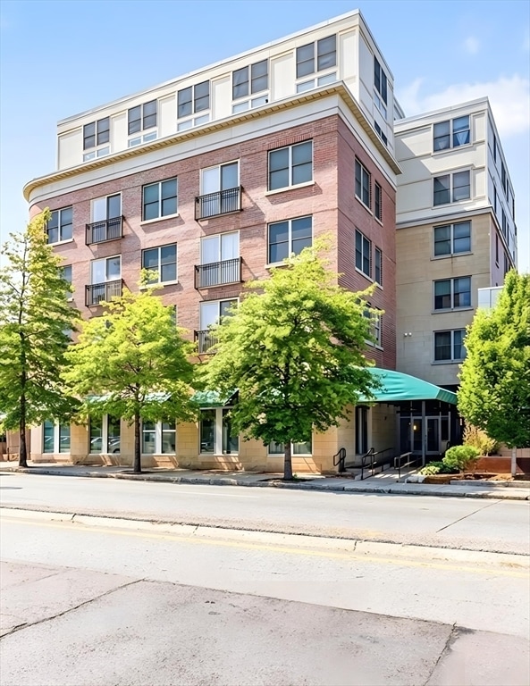 Building Photo - 323 Boylston St