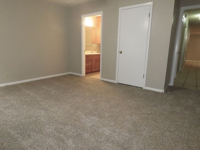 Building Photo - South Tyler! 3 Bedroom, 2 Bath Duplex w/Garage