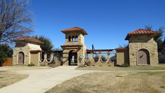 Building Photo - Open Floorplan in Fort Worth