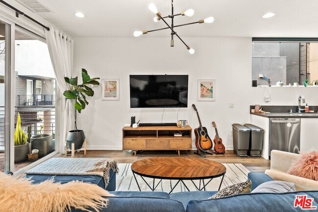 Building Photo - 3034 1/4 N Coolidge Ave