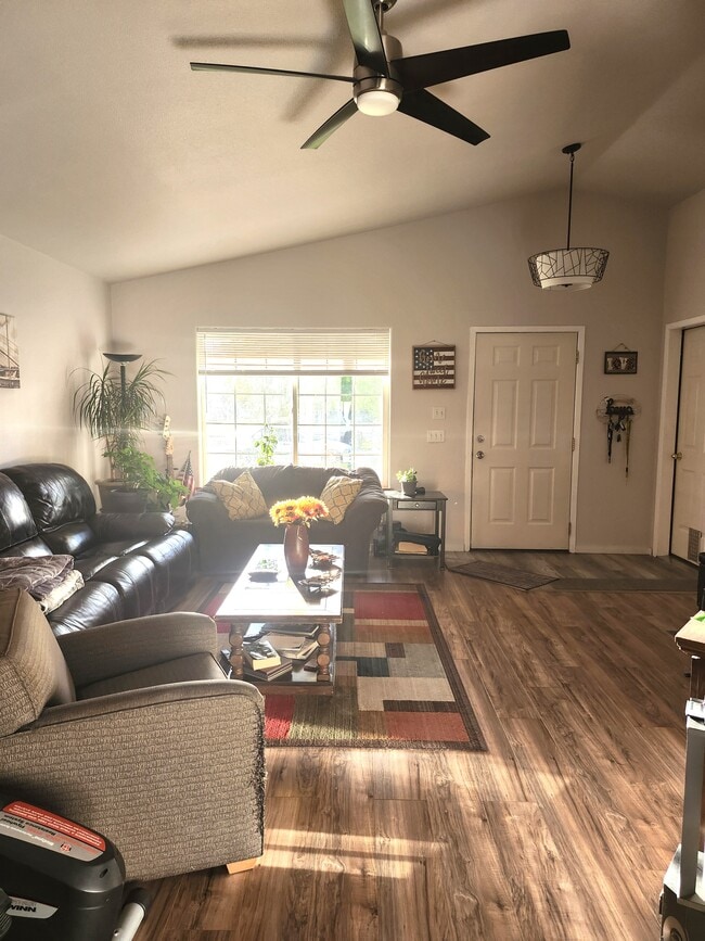 Building Photo - 5810 N Loraine St