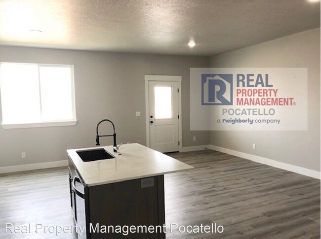 Building Photo - 3 br, 2.5 bath House - 159 Park Lawn #7