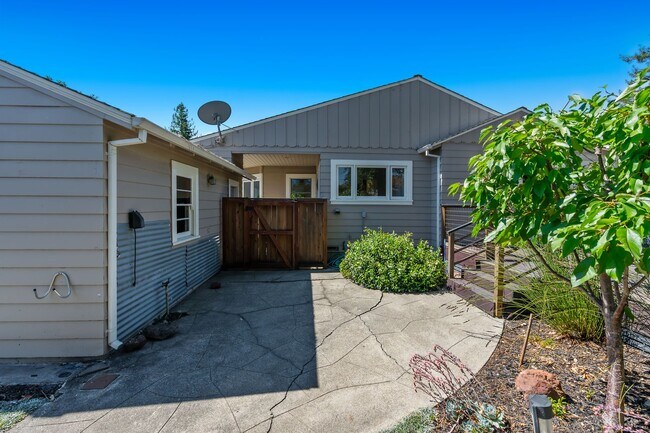 Building Photo - Downtown Napa 3 bed 2 bath single level home