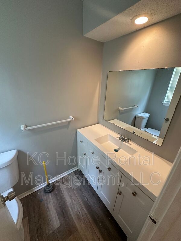 Building Photo - 222 N Oak Dr