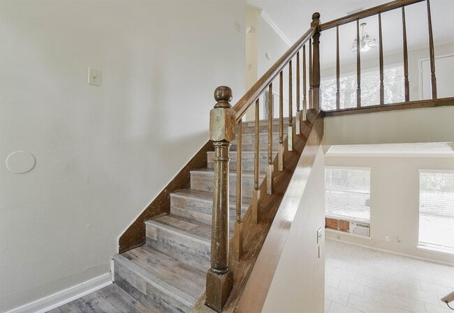 Building Photo - 2915 Valley Rose Dr