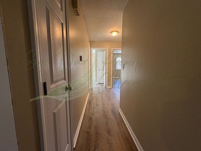 Building Photo - TOWNHOUSE IN BLUE SPRINGS!!!