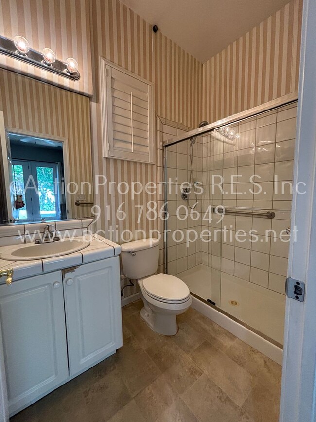 Building Photo - Single Story, Possible In-law or Great Hom...