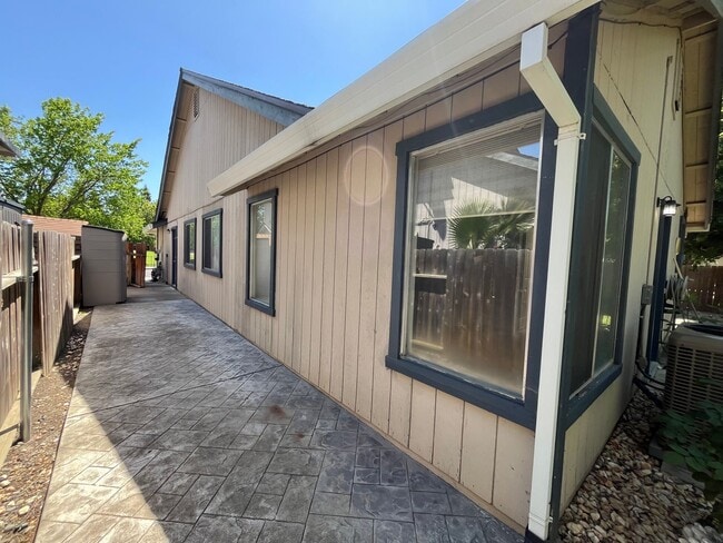 Building Photo - 3 Bed | 2 bath | 1620 SF | 2 Car Garage | Single Story | Tenant pays $175 for WS&G | Includes Gar...