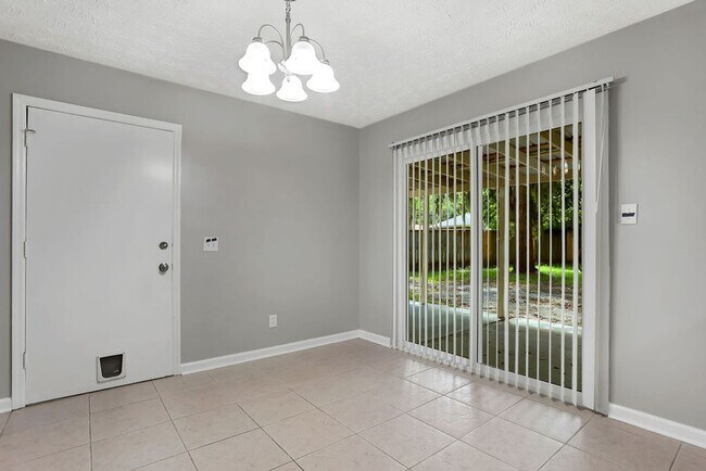 Building Photo - 3 bedroom 2 bath home in Village Green