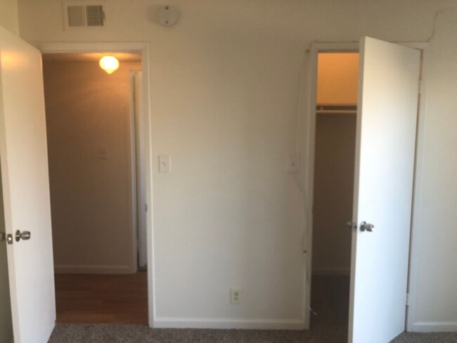 Building Photo - Large 3 Bedroom 2 Bath 1/2 Plex in Rancho ...