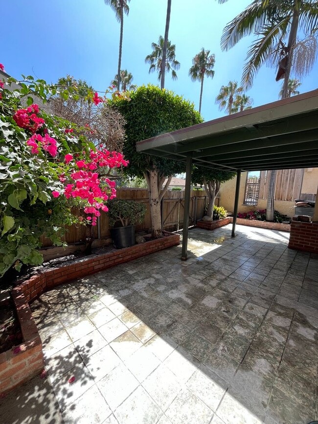 Building Photo - 4BR/2.5BA Two Story Condo Available
