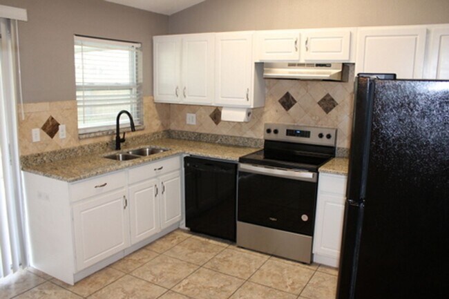 Building Photo - Beautifully Updated 2 bed 2 bath in  Seven Springs