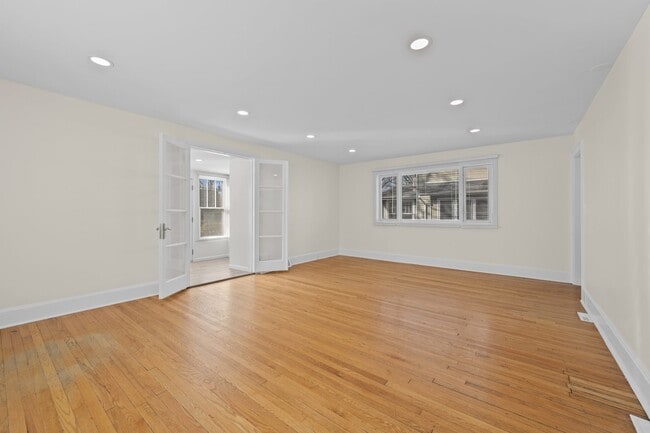 Building Photo - 823 Deerfield Rd