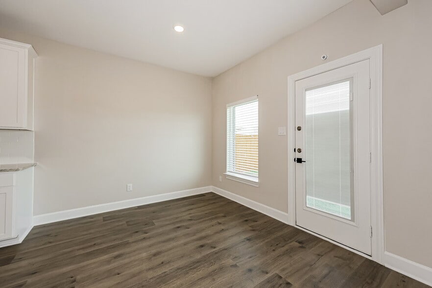 Building Photo - 308 Live Oak Ln