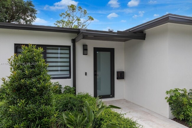 Building Photo - 5641 SW 67th Ave