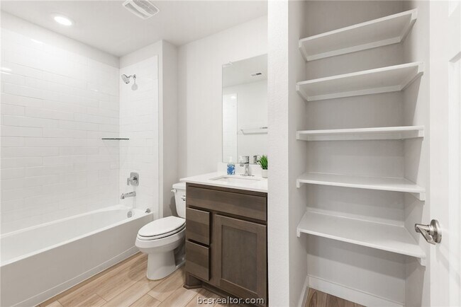 Building Photo - 918 Kickapoo Ln