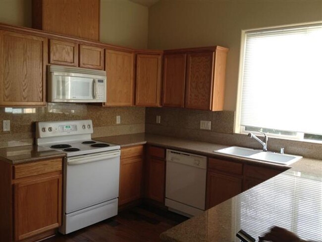 Building Photo - Coming Soon! Beautiful 2bd Townhome In Pri...