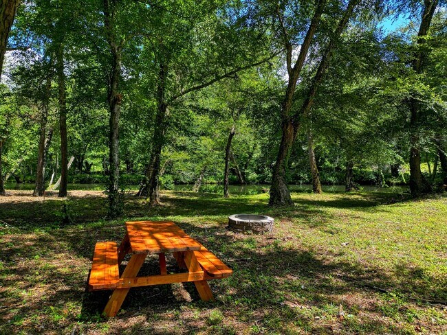 Building Photo - 2615 Rolling River Dr