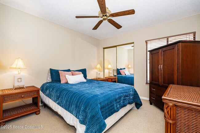 Building Photo - 1089 Country Club Dr