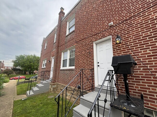 Building Photo - 1123 Gilham St