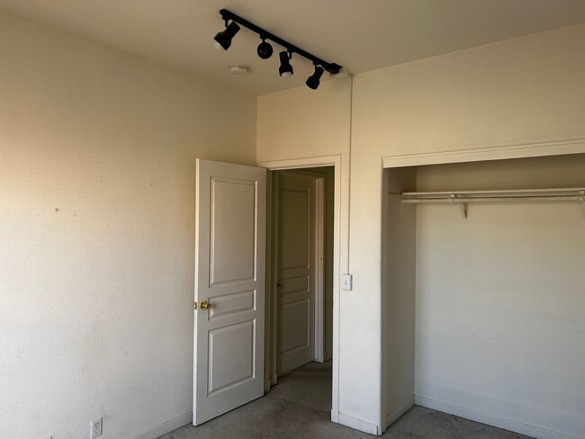 Building Photo - Available early March! 3 bedroom, 2 Bathro...