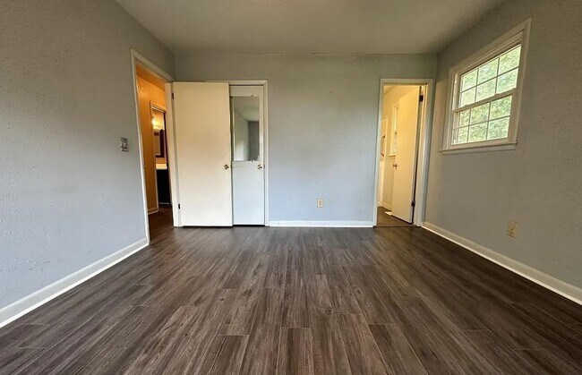 Building Photo - Spacious Brick split-level  home