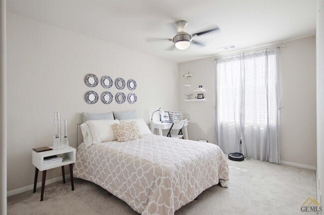 Building Photo - Gorgeous Home in a Gated Community with Pool!