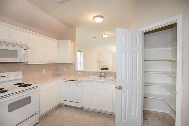 Building Photo - 5008 Blanco Dr
