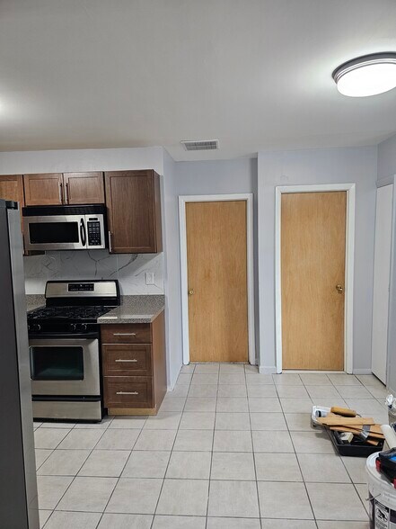 Building Photo - 228 Duncan Ave