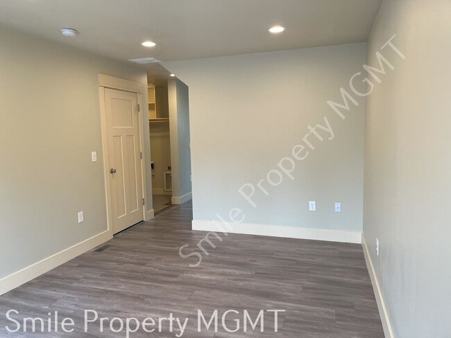 Building Photo - single house