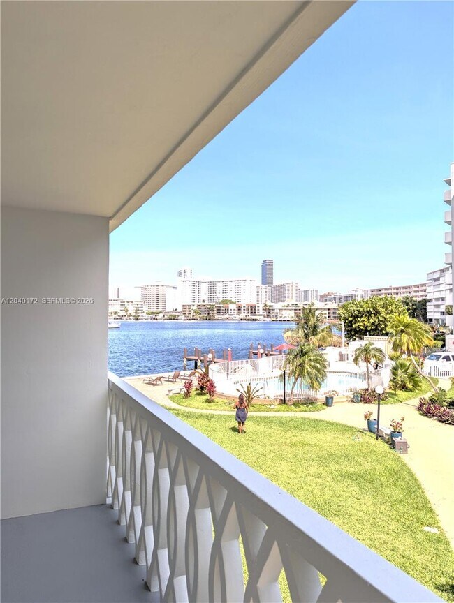 Building Photo - 450 Golden Isles Dr