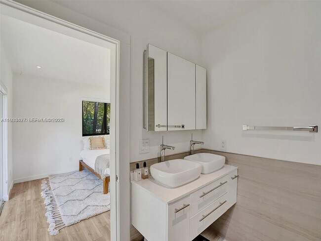 Building Photo - 5705 SW 60th Ave