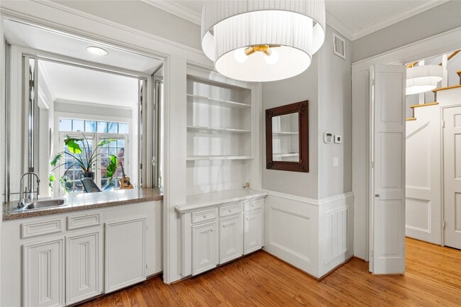 Building Photo - 6732 Vanderbilt St