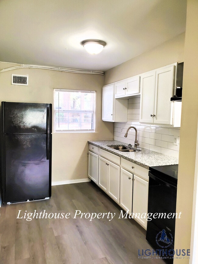 Building Photo - NEWLY RENOVATED 3 bed/2 bath!