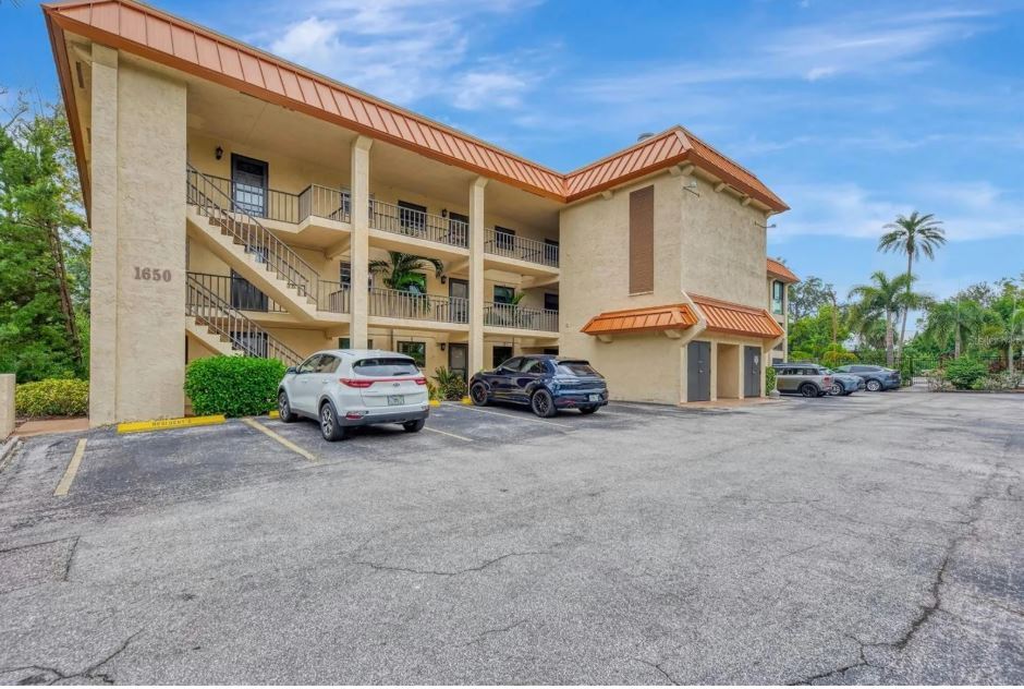 Building Photo - 1650 Pine Tree Ln