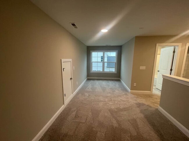 Building Photo - Room in House on Hanover Ct