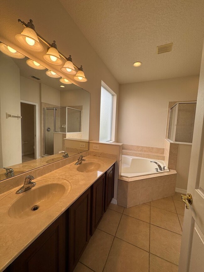 Building Photo - Spacious house with 6 bedrooms and 4.5 bathrooms to call home