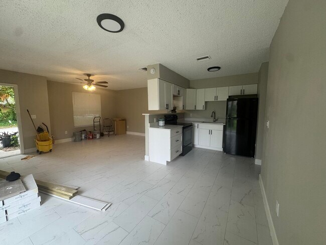 Building Photo - 4903 Serafica Dr