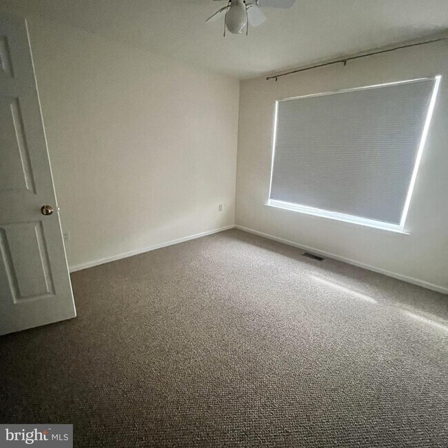 Building Photo - 202 Oaktree Ct