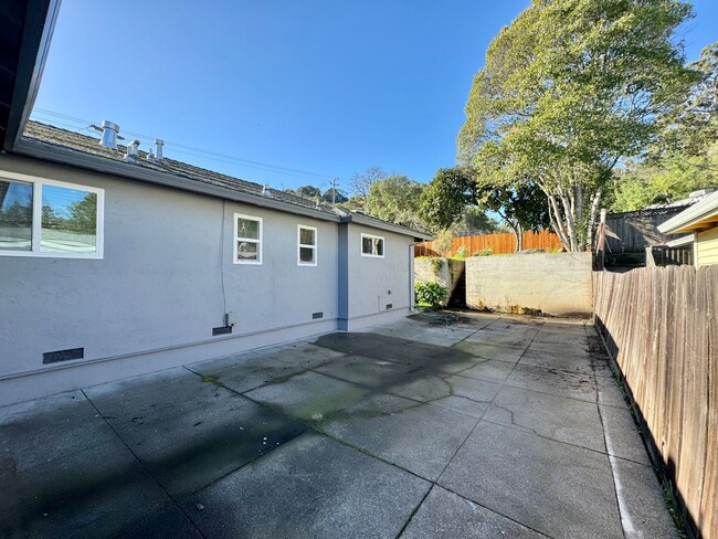 Building Photo - Spacious 3 Bedroom/2 Bath Home on Corner i...