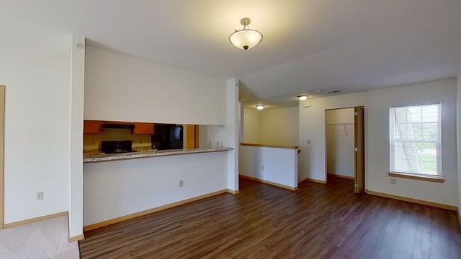 Building Photo - Condo Style Upper 2 Bedroom 1 Bathroom Apartment