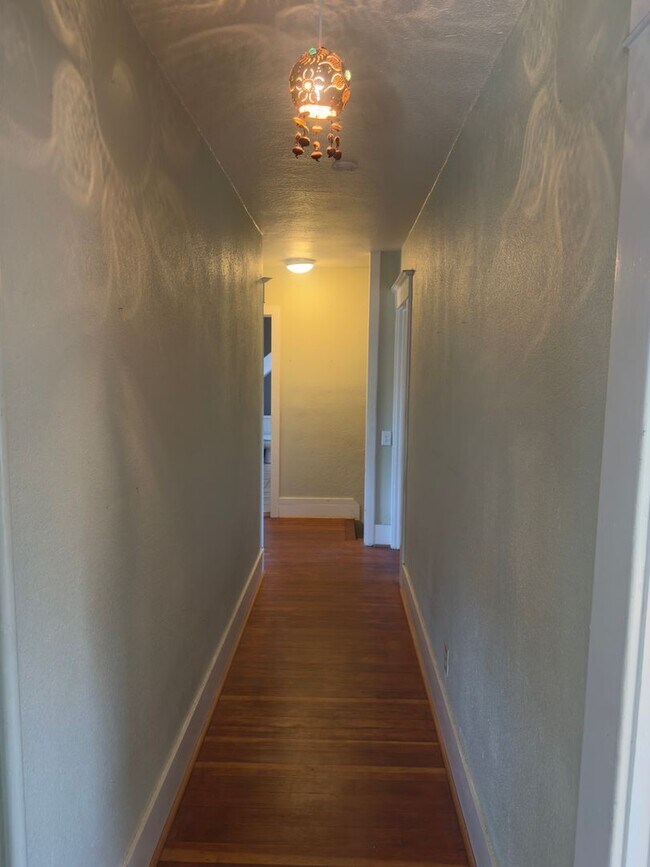 Building Photo - Bright and Spacious