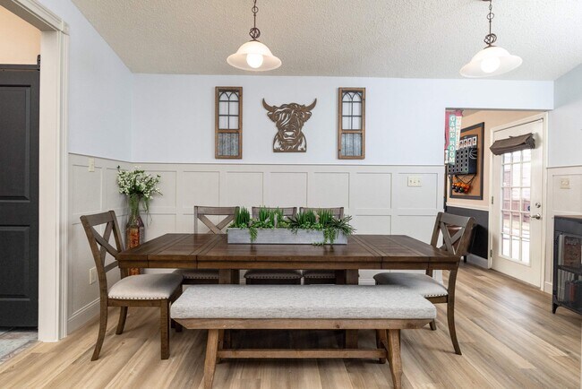 Building Photo - 8467 Willow Creek Dr