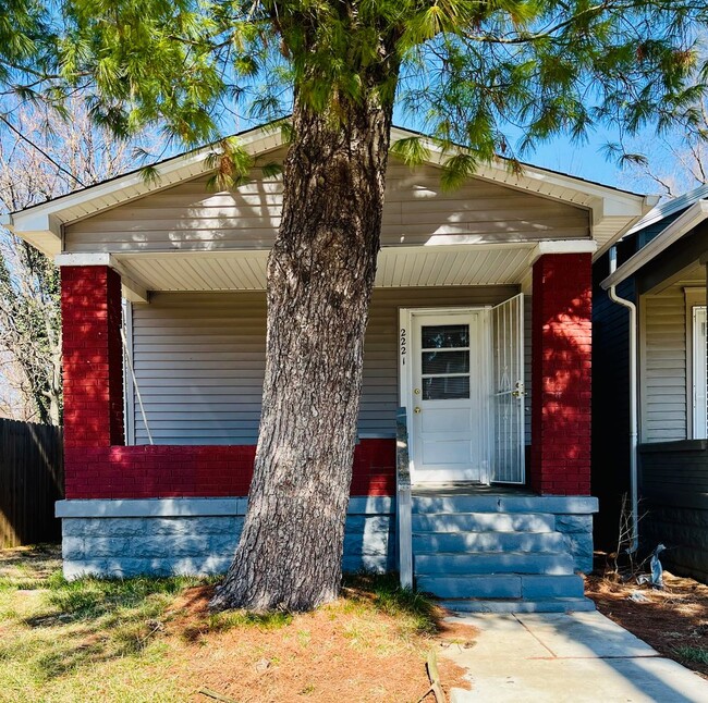 Primary Photo - Newly remodeled 3 bedroom home in West Lou...