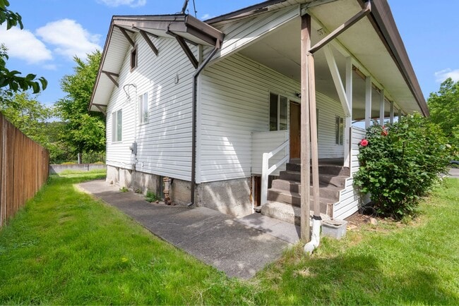 Building Photo - 3 BR Home near Springwater Trail and Powel...