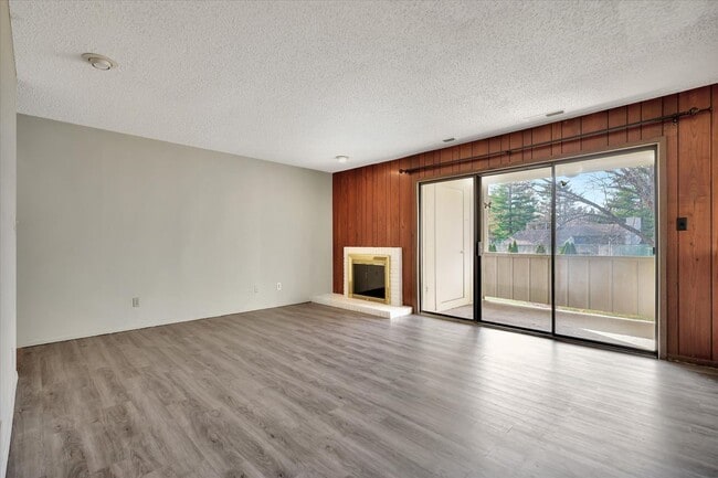 Building Photo - 2 bedroom, 2 bath condo - Available April 2026