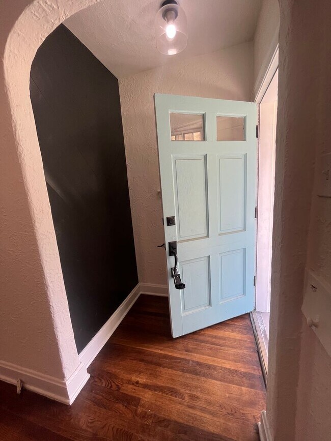 Building Photo - 2 minutes away from Rhodes College! Beautifully Renovated! Pets are owner's approval, fees do apply.